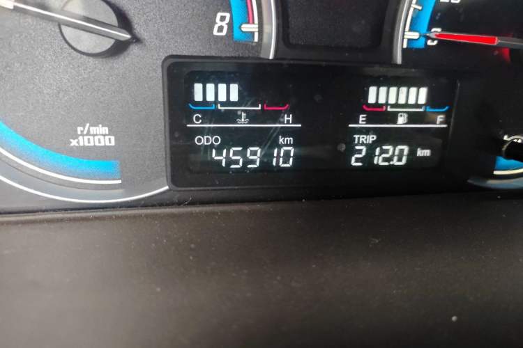 Used Baojun 730 2014 1.5L manual standard trim 7 seats Odometer Close Up