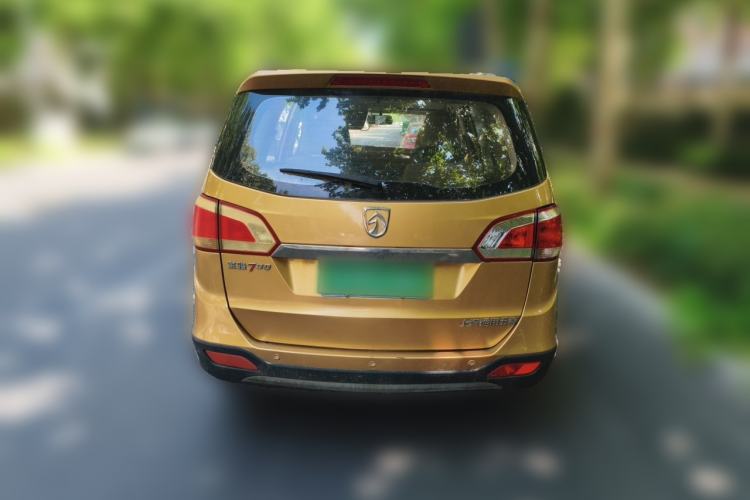 Used Baojun 730 2014 1.5L manual Comfort version 7 seats Rear