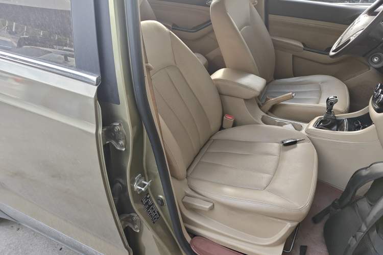 Used Baojun 730 2014 1.5L manual Comfort version 7 seats Right Front Seat