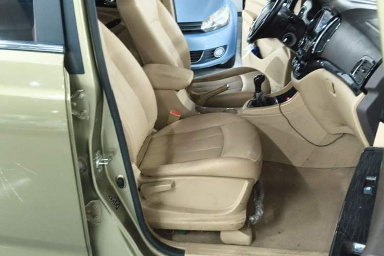 Used Baojun 730 2014 1.5L manual Comfort version 7 seats Right Front Seat