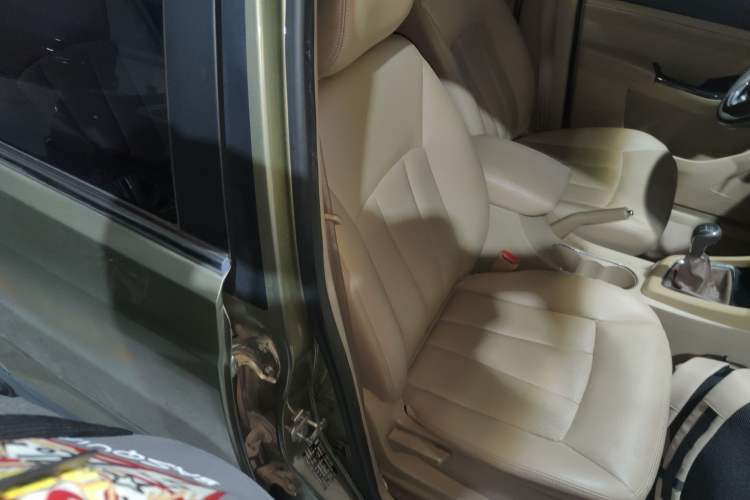 Used Baojun 730 2014 1.5L manual Comfort version 7 seats Right Front Seat