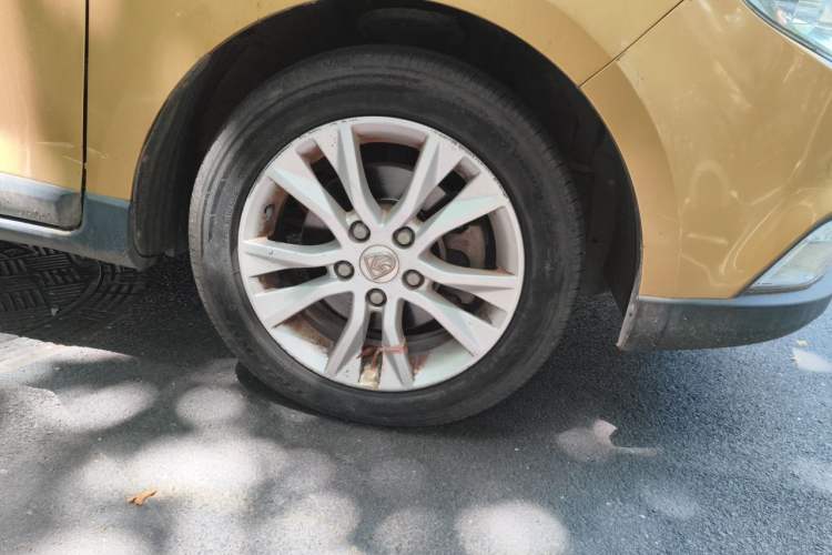 Used Baojun 730 2014 1.5L manual Comfort version 7 seats Right Front Wheel Hub
