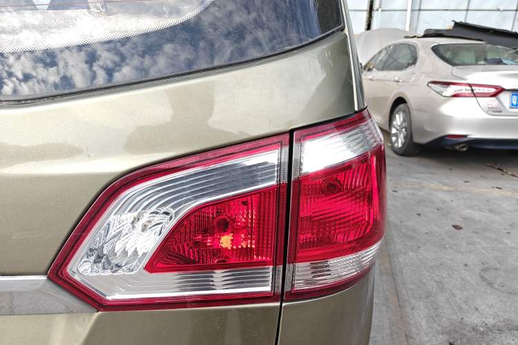 Used Baojun 730 2014 1.5L manual Comfort version 7 seats Right Rear Taillight