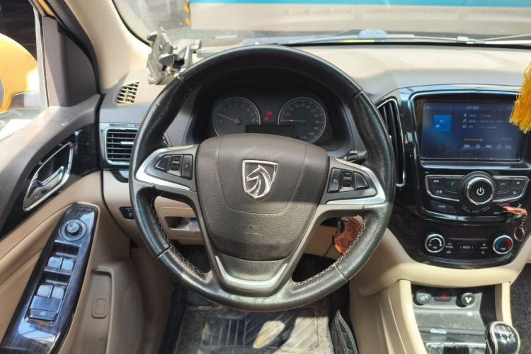 Used Baojun 730 2014 1.5L manual luxury trim 7 seats Steering Wheel