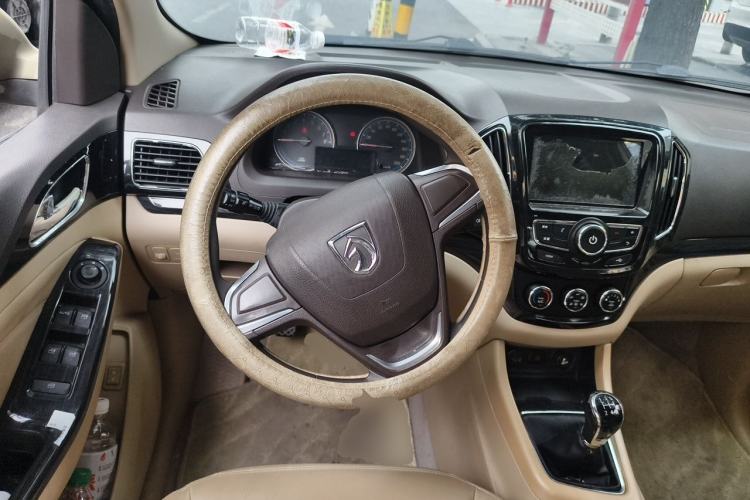 Used Baojun 730 2014 1.5L manual Comfort version 7 seats Steering Wheel