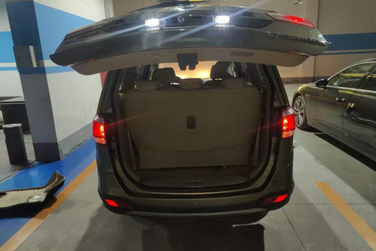 Used Baojun 730 2014 1.5L manual Comfort version 7 seats Trunk
