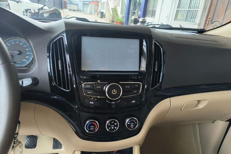 Used Baojun 730 2015 1.8L Manual Comfort ESP Version 7-seater Audio And AC Panel
