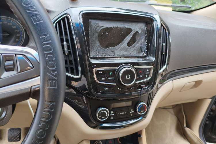 Used Baojun 730 2015 1.8L Manual Luxury Navigation ESP Version 7-seater Audio And AC Panel