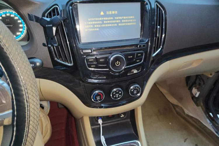 Used Baojun 730 2015 1.8L Manual Comfort ESP Version 7-seater Audio And AC Panel