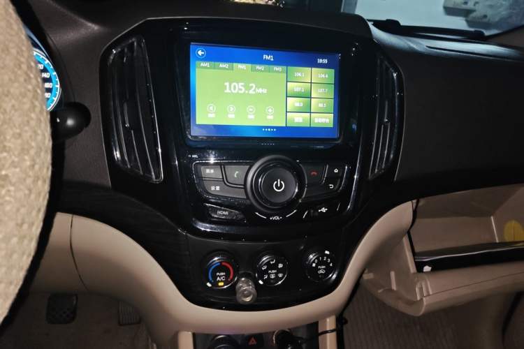 Used Baojun 730 2015 1.8L Manual Comfort ESP Version 7-seater Audio And AC Panel