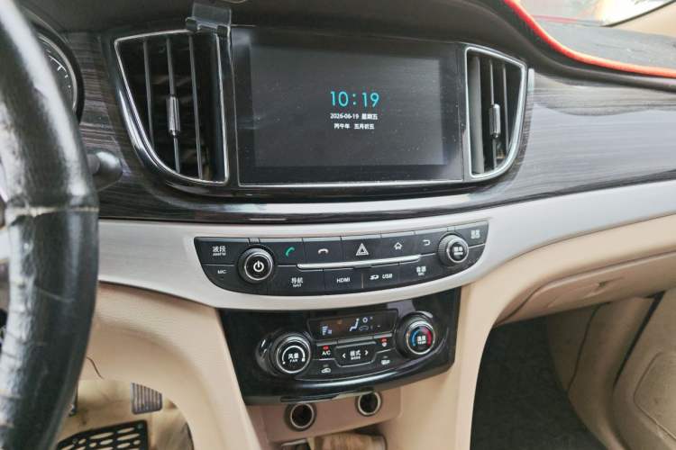 Used Baojun 730 2015 1.8L Manual Luxury Navigation ESP Version 7-seater Audio And AC Panel