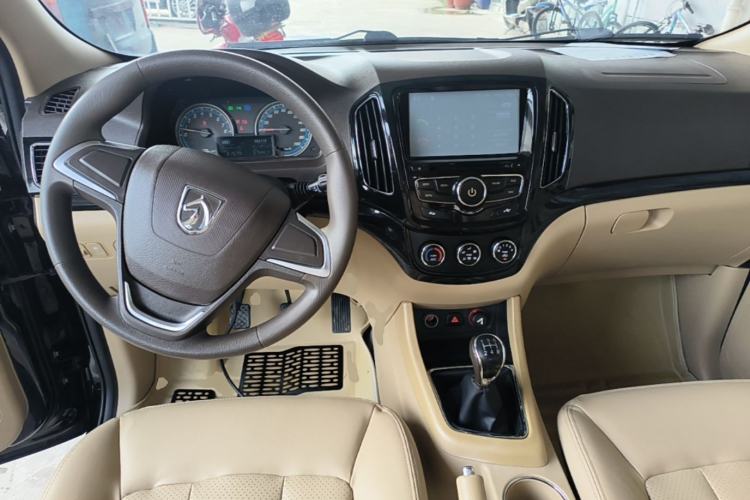 Used Baojun 730 2015 1.8L Manual Comfort ESP Version 7-seater Center Console