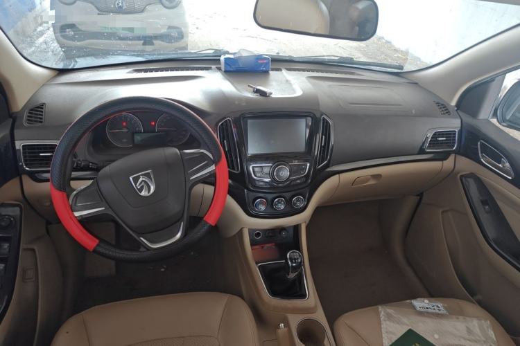 Used Baojun 730 2015 1.8L Manual Comfort ESP Version 7-seater Center Console