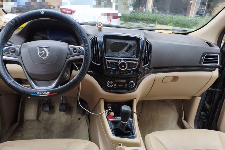 Used Baojun 730 2015 1.8L Manual Luxury Navigation ESP Version 7-seater Center Console
