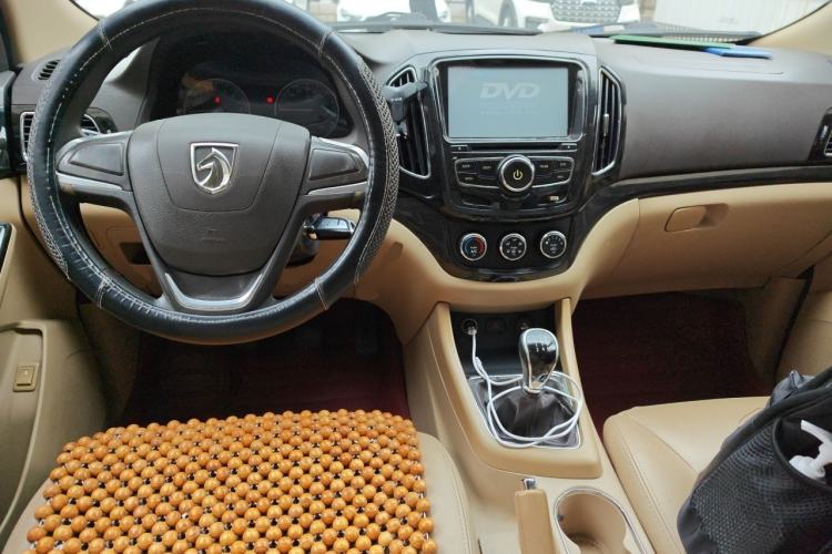 Used Baojun 730 2015 1.8L Manual Comfort ESP Version 7-seater Center Console