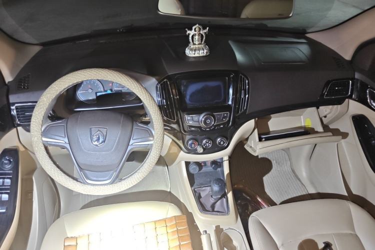 Used Baojun 730 2015 1.8L Manual Comfort ESP Version 7-seater Center Console