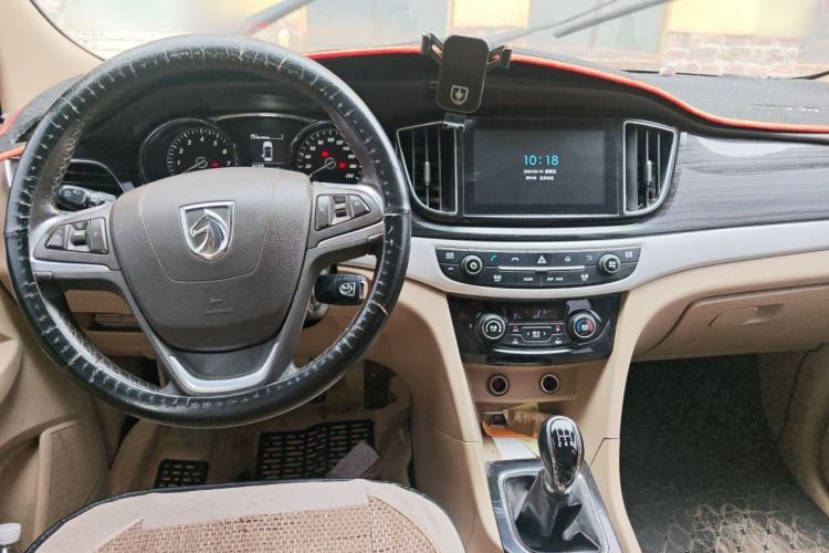 Used Baojun 730 2015 1.8L Manual Luxury Navigation ESP Version 7-seater Center Console