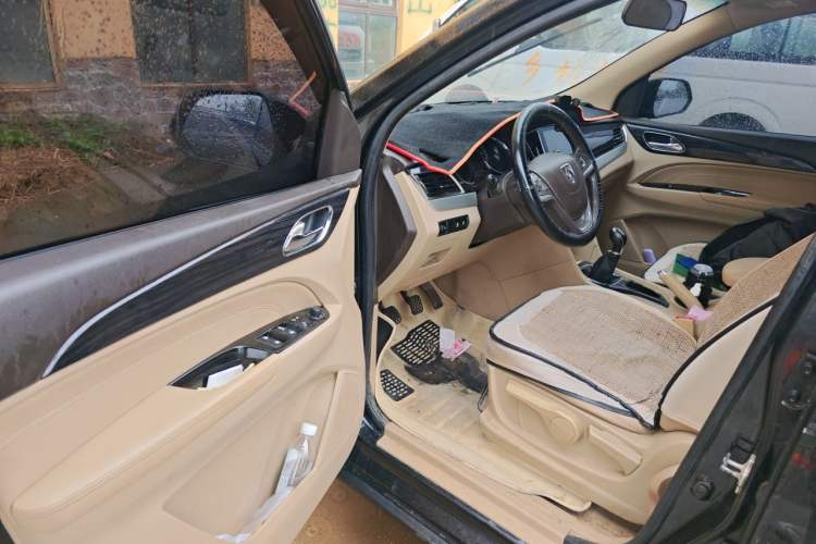 Used Baojun 730 2015 1.8L Manual Luxury Navigation ESP Version 7-seater Driver Seat