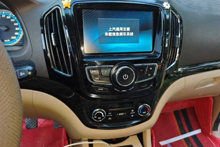 Used Baojun 730 2015 1.8L Manual Luxury Navigation ESP Version 7-seater Audio And AC Panel