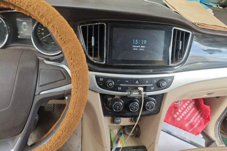 Used Baojun 730 2015 1.8L Manual Comfort ESP Version 7-seater Audio And AC Panel