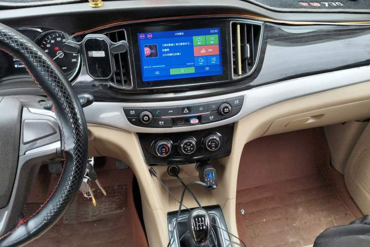 Used Baojun 730 2015 1.8L Manual Comfort ESP Version 7-seater Audio And AC Panel