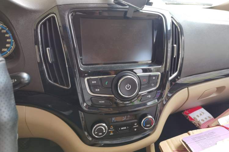 Used Baojun 730 2015 1.8L Manual Luxury Navigation ESP Version 7-seater Audio And AC Panel