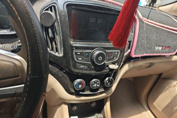 Used Baojun 730 2015 1.8L Manual Comfort ESP Version 7-seater Audio And AC Panel