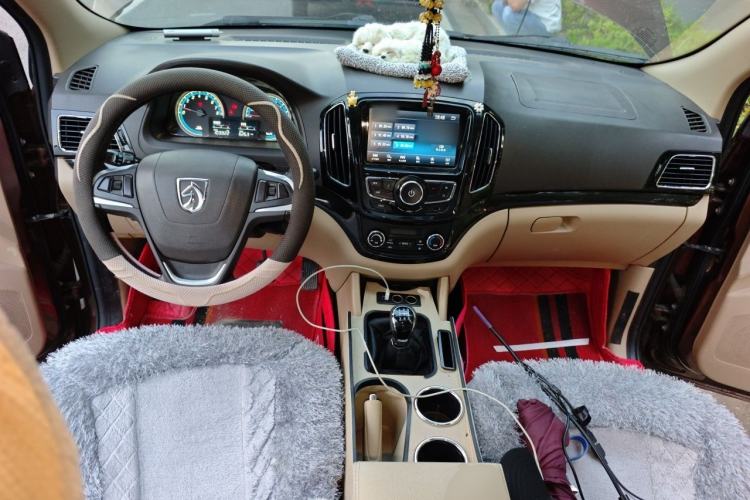Used Baojun 730 2015 1.8L Manual Luxury Navigation ESP Version 7-seater Center Console