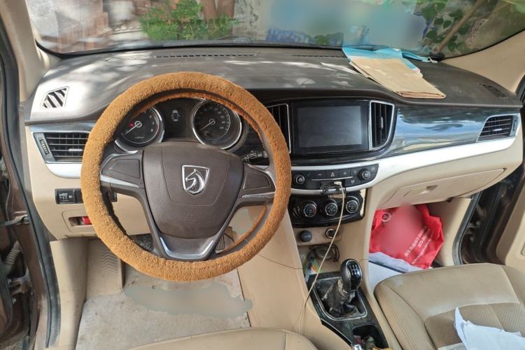 Used Baojun 730 2015 1.8L Manual Comfort ESP Version 7-seater Center Console