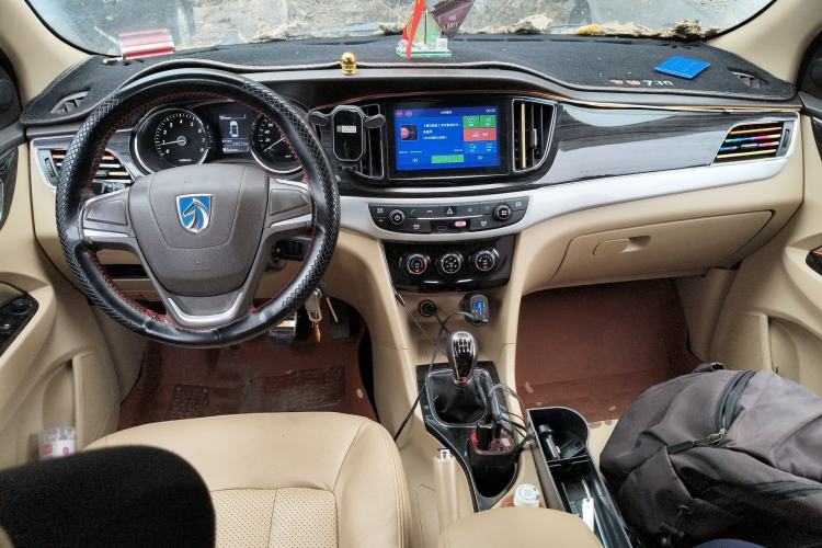 Used Baojun 730 2015 1.8L Manual Comfort ESP Version 7-seater Center Console