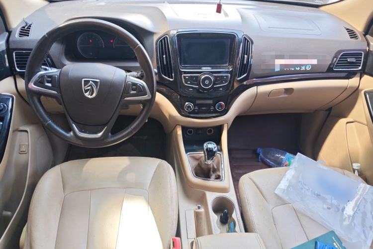Used Baojun 730 2015 1.8L Manual Luxury Navigation ESP Version 7-seater Center Console