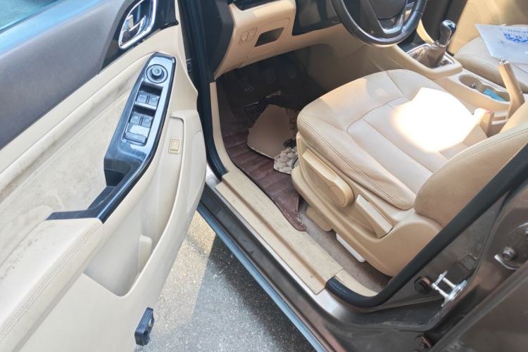 Used Baojun 730 2015 1.8L Manual Luxury Navigation ESP Version 7-seater Driver Seat