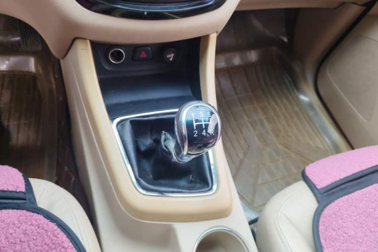 Used Baojun 730 2015 1.8L Manual Luxury Navigation ESP Version 7-seater Gear Lever