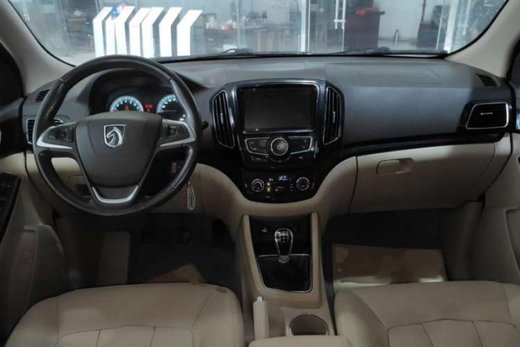 Used Baojun 730 2015 1.8L Manual Luxury Navigation ESP Version 7-seater Interior 1