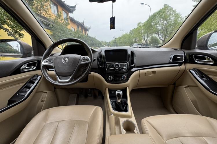 Used Baojun 730 2015 1.8L Manual Luxury Navigation ESP Version 7-seater Interior 1