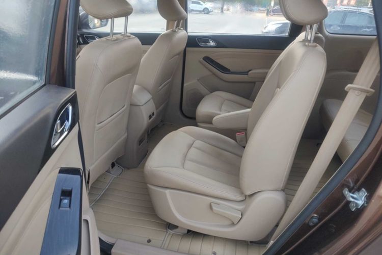 Used Baojun 730 2015 1.8L Manual Comfort ESP Version 7-seater Interior 1