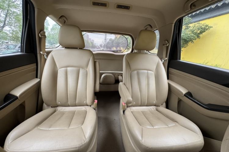Used Baojun 730 2015 1.8L Manual Luxury Navigation ESP Version 7-seater Interior 11