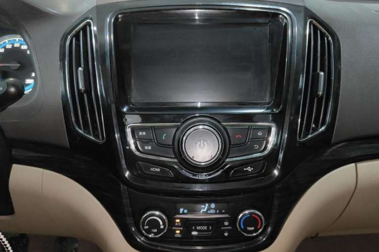 Used Baojun 730 2015 1.8L Manual Luxury Navigation ESP Version 7-seater Interior 2