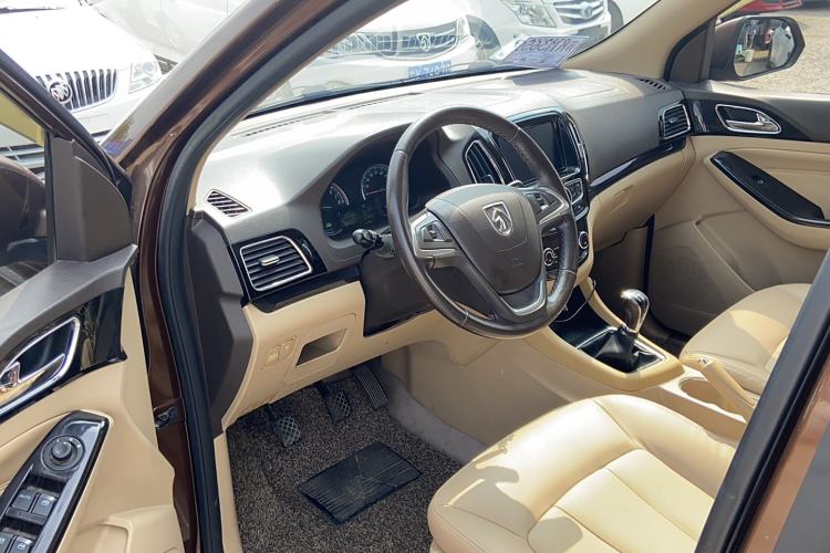 Used Baojun 730 2015 1.8L Manual Luxury Navigation ESP Version 7-seater Interior 2