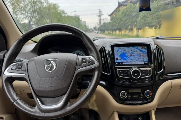 Used Baojun 730 2015 1.8L Manual Luxury Navigation ESP Version 7-seater Interior 2