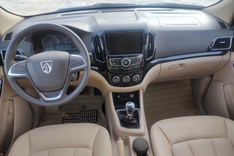 Used Baojun 730 2015 1.8L Manual Comfort ESP Version 7-seater Interior 2
