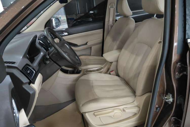 Used Baojun 730 2015 1.8L Manual Luxury Navigation ESP Version 7-seater Interior 3