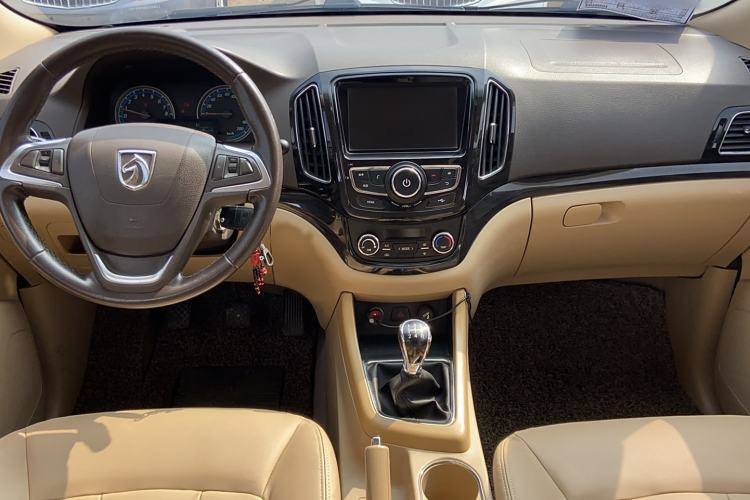 Used Baojun 730 2015 1.8L Manual Luxury Navigation ESP Version 7-seater Interior 3