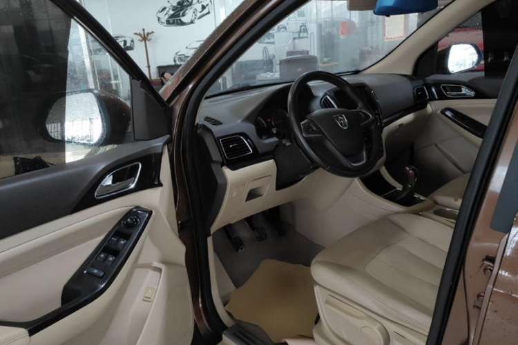 Used Baojun 730 2015 1.8L Manual Luxury Navigation ESP Version 7-seater Interior 4
