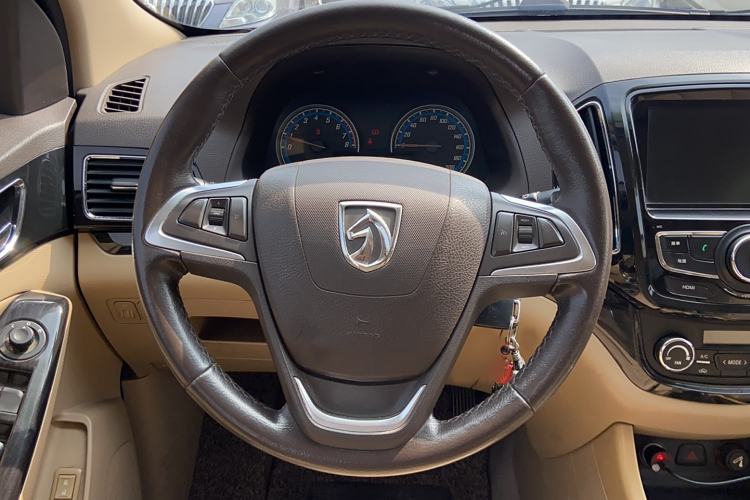 Used Baojun 730 2015 1.8L Manual Luxury Navigation ESP Version 7-seater Interior 4