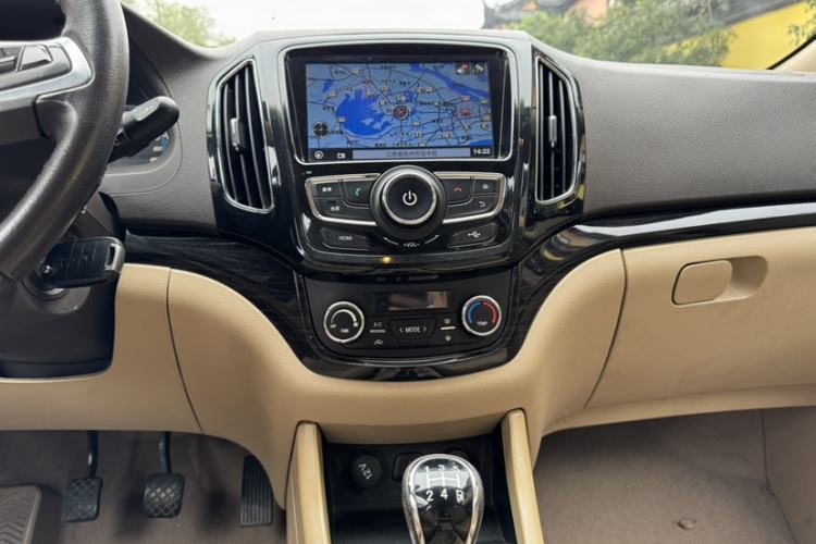 Used Baojun 730 2015 1.8L Manual Luxury Navigation ESP Version 7-seater Interior 4