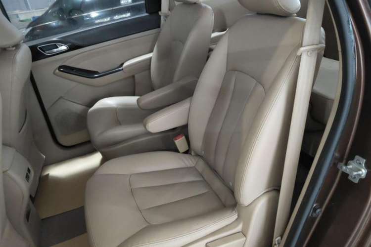 Used Baojun 730 2015 1.8L Manual Luxury Navigation ESP Version 7-seater Interior 5