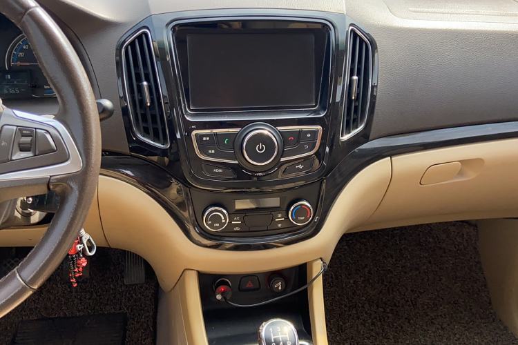 Used Baojun 730 2015 1.8L Manual Luxury Navigation ESP Version 7-seater Interior 5