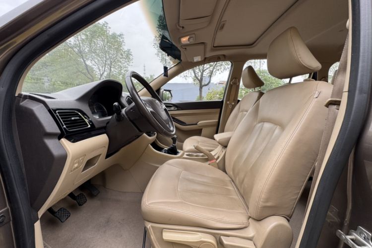 Used Baojun 730 2015 1.8L Manual Luxury Navigation ESP Version 7-seater Interior 5