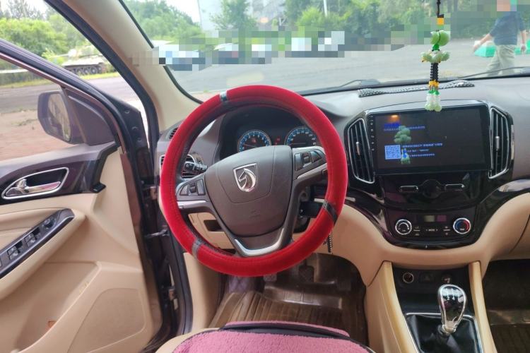 Used Baojun 730 2015 1.8L Manual Luxury Navigation ESP Version 7-seater Steering Wheel